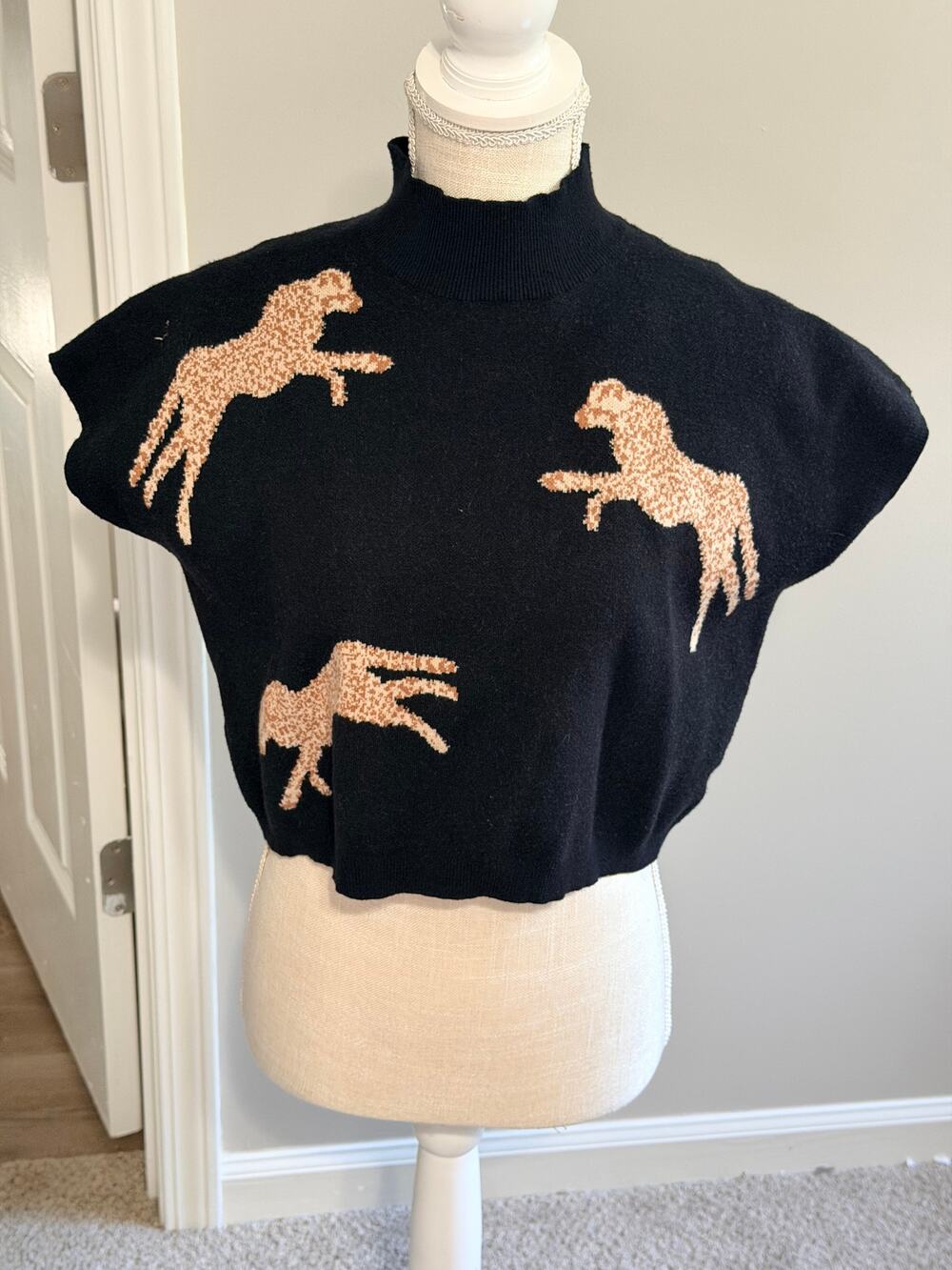 Cheetah Short Sleeve Crop Sweater Women' Size Medium